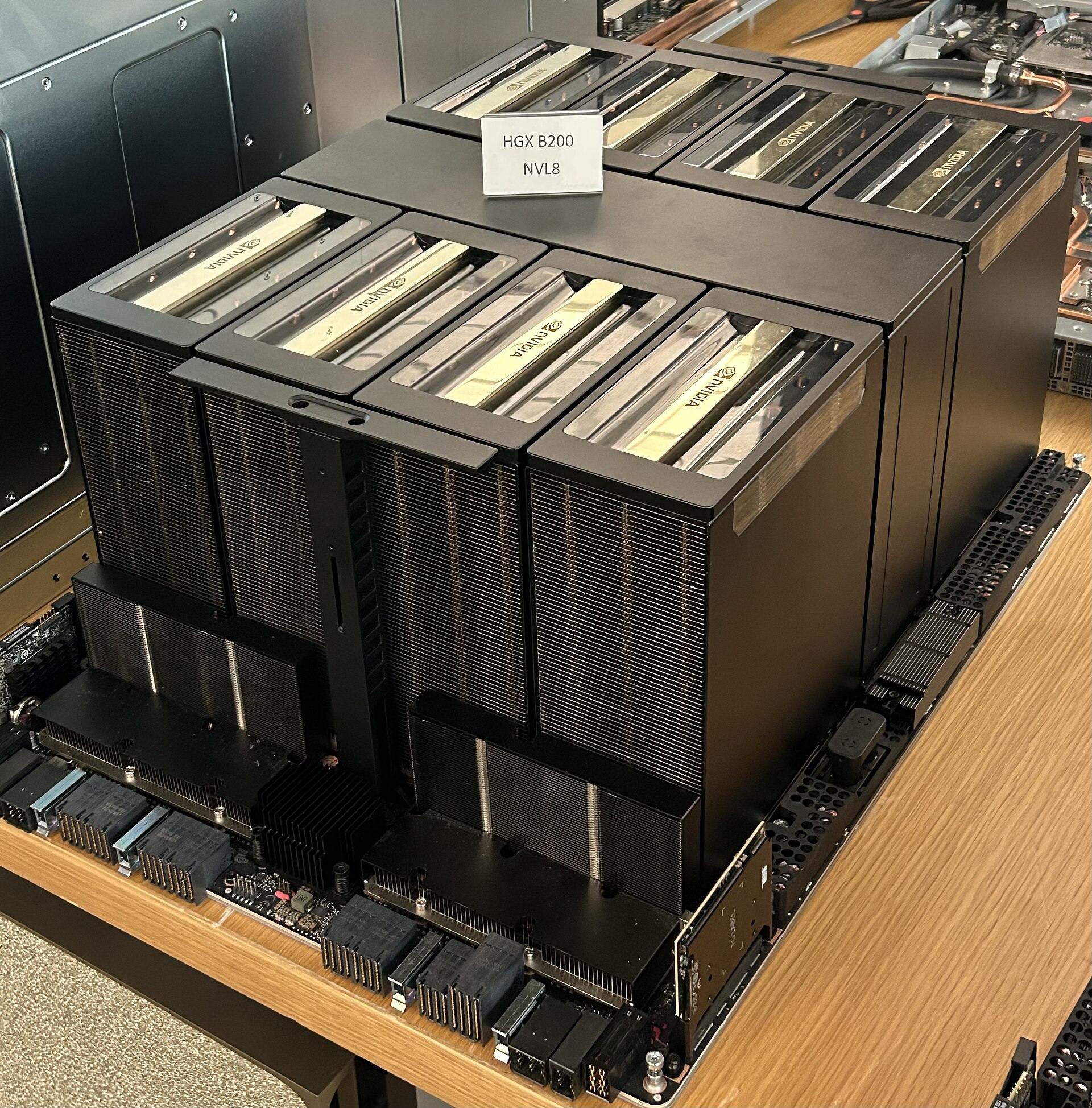 Système NVIDIA DGX B200 HGX utilisé comme repère d'infrastructure pour les usines IA