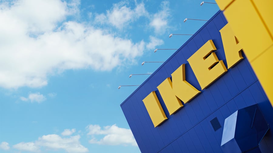 Façade d'un magasin IKEA avec le logo bleu et jaune